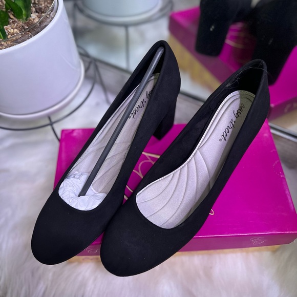 ❌SOLD❌ Black Suede Block Heeled Pump - Picture 1 of 6